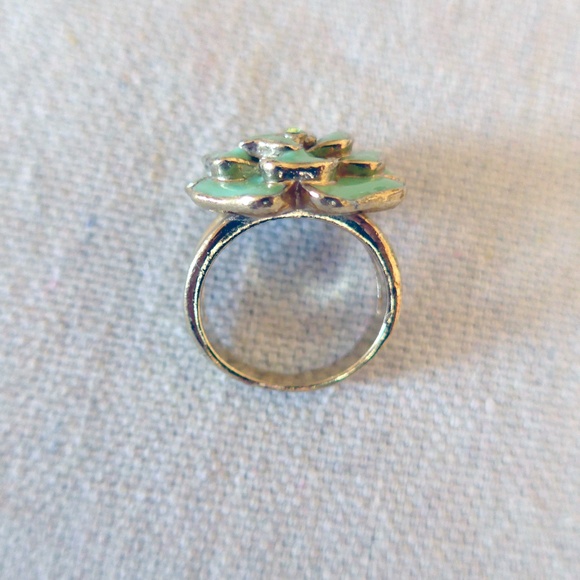 Banana Republic Women Size 6 Enamel Flower Cocktail Ring - Picture 2 of 9